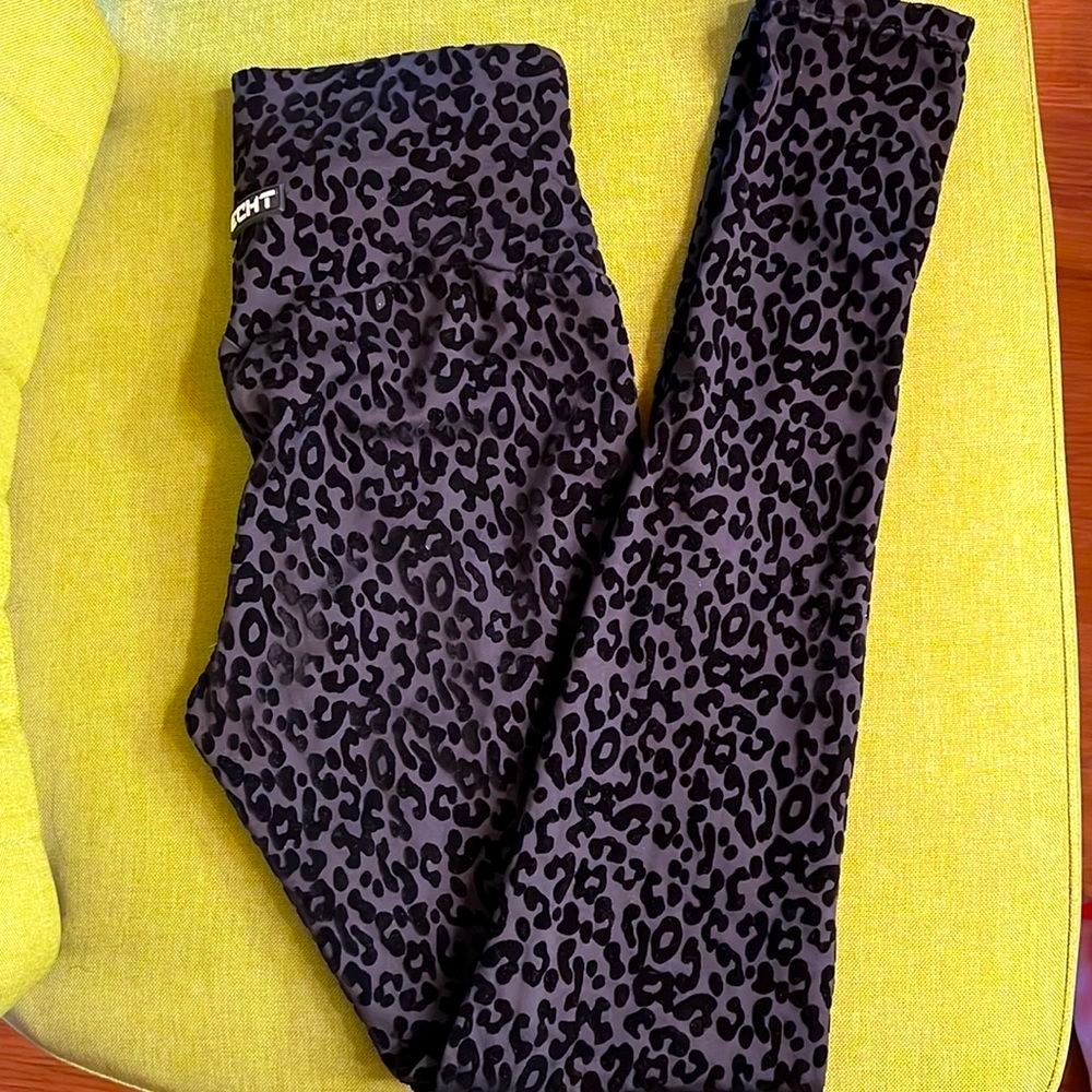 Echt black/grey velvet leopard print active leggings